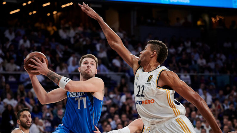 Edy Tavares du Real Madrid (à.d) et Luka Doncic des Dallas Mavericks (à.g) lors du match d'exhibition entre le Real Madrid et les Dallas Mavericks au WiZink Center le 10 octobre 2023 à Madrid, Espagne. (Photo : Borja B. Hojas/Getty Images)