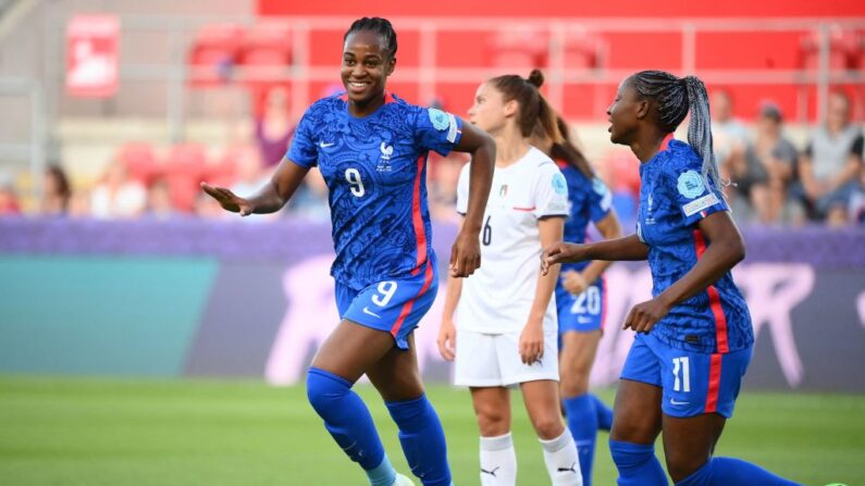 Hervé Renard dévoile sa liste aujourd'hui pour les deux matches de Ligue des nations contre la Norvège, avec l'espoir pour Marie-Antoinette Katoto  (à.g) de revenir chez les Bleues. (Photo : FRANCK FIFE/AFP via Getty Images)