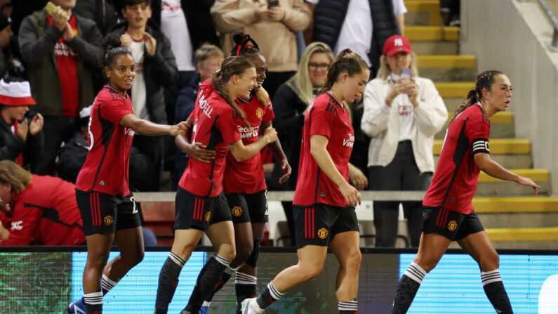 Melvine Malard de Manchester United célèbre avec ses coéquipières le premier but de l'équipe lors du match du deuxième tour de qualification de la Ligue des champions féminine de l'UEFA entre Manchester United Women et Paris Saint-Germain Feminines le 10 octobre 2023 à Leigh, en Angleterre. (Photo : Matt McNulty/Getty Images)