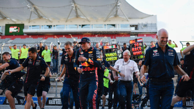 Le vainqueur de la course Max Verstappen des Pays-Bas et Oracle Red Bull Racing, le consultant de l'équipe Red Bull Racing Dr Helmut Marko et Adrian Newey, le directeur technique de Red Bull Racing avec les membres de l'équipe Red Bull Racing célèbrent après le Grand Prix F1 des États-Unis au Circuit of The Americas le 22 octobre 2023 à Austin, Texas. (Photo : Rudy Carezzevoli/Getty Images)