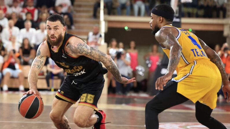 Emmené par un excellent Mike James, Monaco a remporté, jeudi soir dans sa salle, un troisième succès consécutif en Euroligue face au Maccabi Tel Aviv (Photo : VALERY HACHE/AFP via Getty Images)