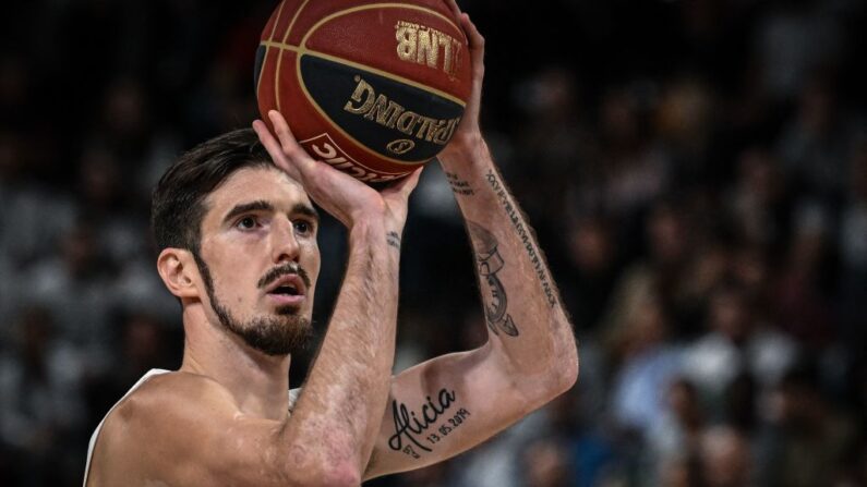 Nando De Colo, déterminant avec 18 points, 6 passes décisives, un panier crucial à 22 secondes du terme. (Photo : JEAN-PHILIPPE KSIAZEK/AFP via Getty Images)