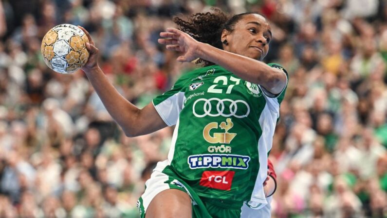 La capitaine des Bleues, Estelle Nze Minko. L'équipe de France féminine de handball a bien débuté contre l'Italie (50-16) (Photo : ATTILA KISBENEDEK/AFP via Getty Images)