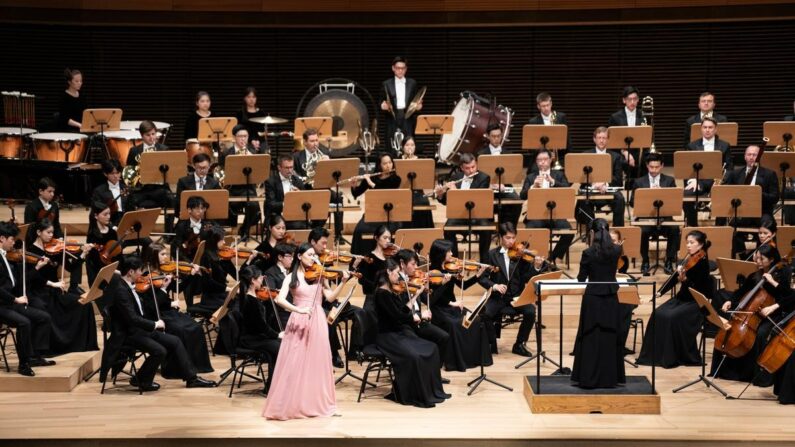 La soliste Debbie Jin interprète le Concerto pour violon "Butterfly Lovers" avec l'orchestre symphonique de Shen Yun lors de la représentation en matinée au David Geffen Hall à New York, le 22 octobre 2023. (Epoch Times)