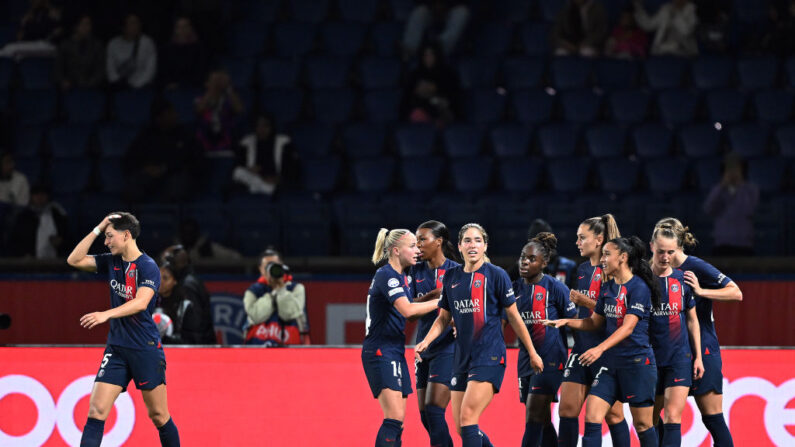 Le Paris Saint-Germain célèbre son troisième but lors du match du deuxième tour de qualification de l'UEFA Women's Champions League entre le Paris Saint-Germain et Manchester United au Parc des Princes, le 18 octobre 2023 à Paris, France. (Photo : Mike Hewitt/Getty Images)