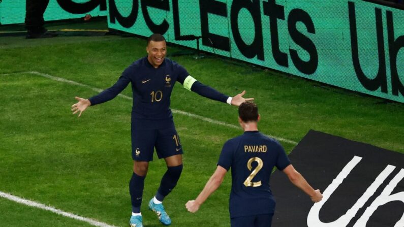 Benjamin Pavard célèbre son but avec Kylian Mbappé, lors du match de football amical entre la France et l'Écosse, le 17 octobre 2023. (Photo : SAMEER AL-DOUMY/AFP via Getty Images)