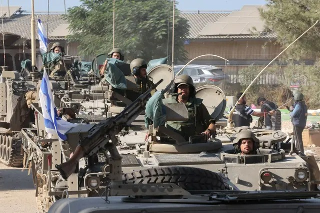 Des soldats israéliens sont positionnés à l'extérieur du kibboutz Beeri près de la frontière avec la bande de Gaza, le 15 octobre 2023. (Jack Guez/AFP via Getty Images)