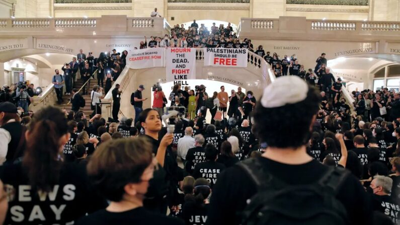 Des personnes manifestent pour demander un cessez-le-feu à l'occasion de la guerre entre Israël et le Hamas, au Grand Central Terminal de New York City, le 27 octobre 2023. (Photo by Kena Betancur / AFP) (Photo by KENA BETANCUR/AFP via Getty Images)