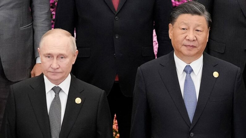 Le président russe Vladimir Poutine et le dirigeant chinois Xi Jinping se réunissent avec d'autres dirigeants pour une séance de photos de groupe lors du troisième Forum de la Ceinture et de la Route pour la coopération internationale au Grand Hall du Peuple à Pékin, le 18 octobre 2023. (Suo Takekuma/POOL/AFP via Getty Images)