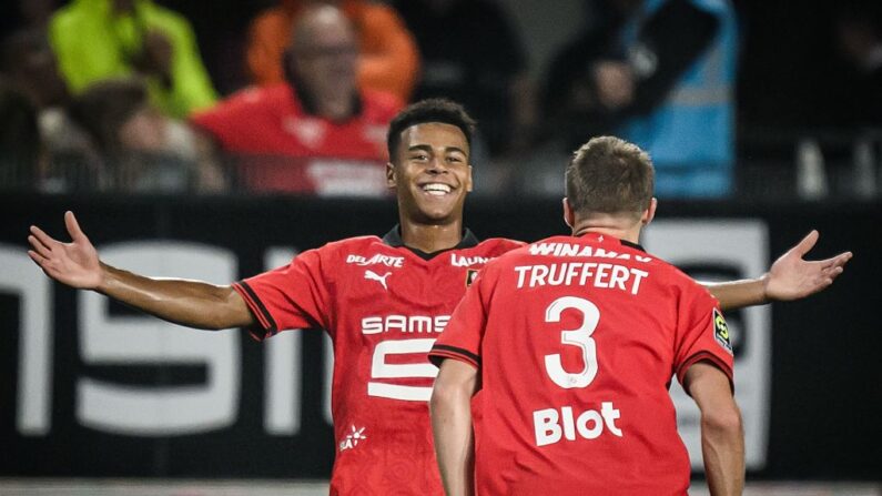 Le milieu de terrain français de Rennes #33 Desire Doue (à.g) célèbre après avoir marqué le deuxième but pour son équipe pendant le match de football français L1 entre le Stade Rennais FC et le FC Nantes, le 1er octobre 2023. (Photo :  LOIC VENANCE/AFP via Getty Images)