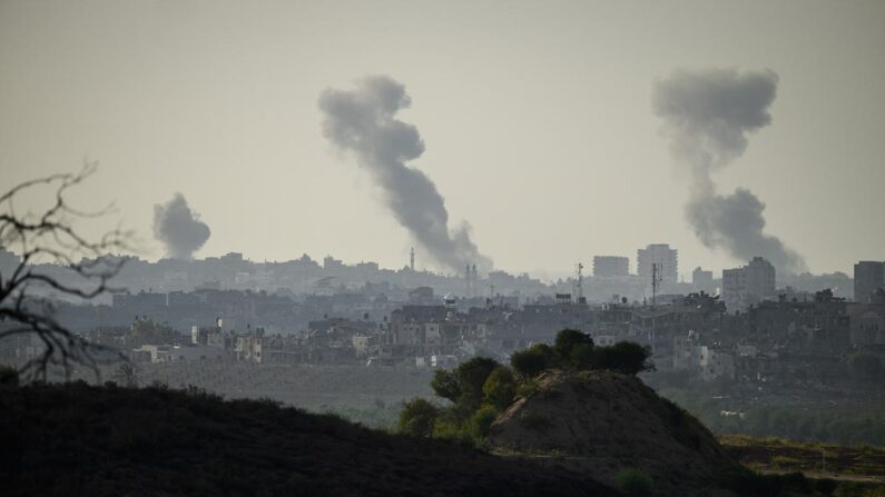 Vue de la ville de Gaza depuis la zone frontalière près de Sderot, en Israël, le 21 octobre 2023. (Leon Neal/Getty Images)