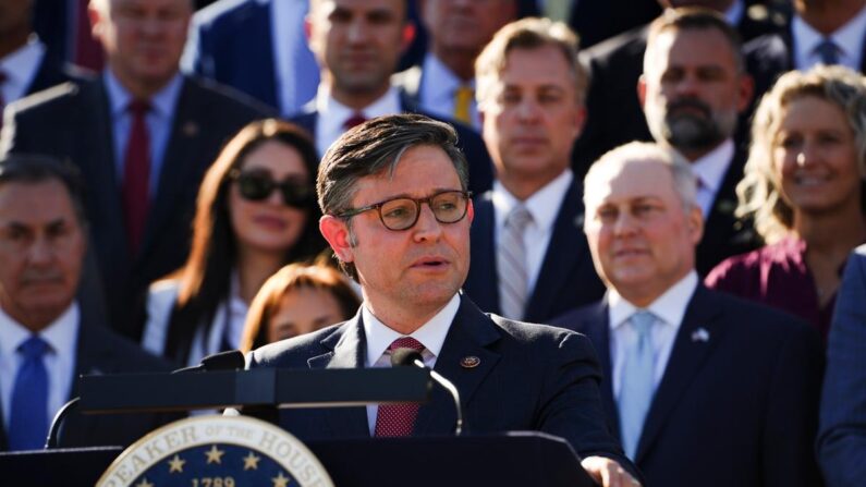 Le président de la Chambre des représentants, Mike Johnson (Parti républicain - Louisiane), lors d'une conférence de presse sur les marches du Capitole à Washington, le 25 octobre 2023. (Madalina Vasiliu/Epoch Times)