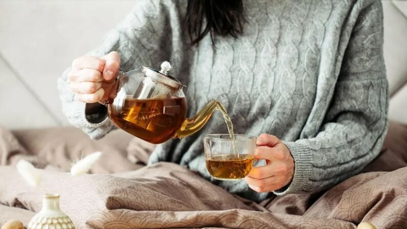 Boire une tisane peut aider à réguler le système nerveux autonome et à améliorer l'insomnie. (Savanevich Viktar/Shutterstock)