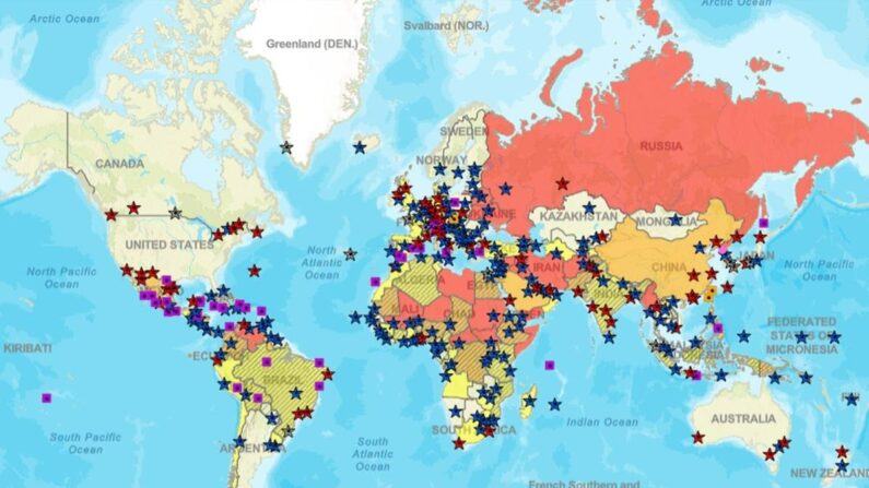 Une carte du département d'État américain montre les alertes aux voyages à travers le monde. Les pays marqués en rouge foncé sont des destinations déconseillées aux Américains. (Département d'État américain/Capture d'écran via Epoch Times)