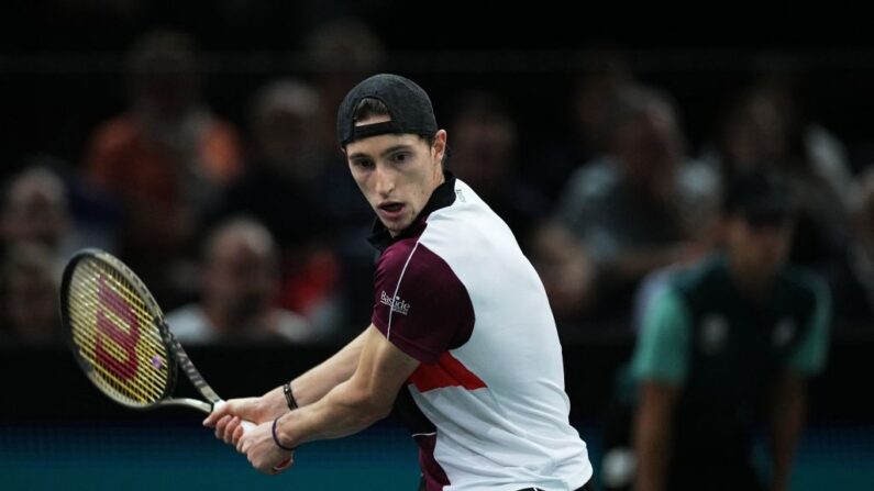 Ugo Humbert, solide vainqueur de l'Américain Marcos Giron 6-4, 6-3 au premier tour mardi, a sauvé l'honneur des Bleus, au Masters 1000 de Paris. (Photo : DIMITAR DILKOFF/AFP via Getty Images)