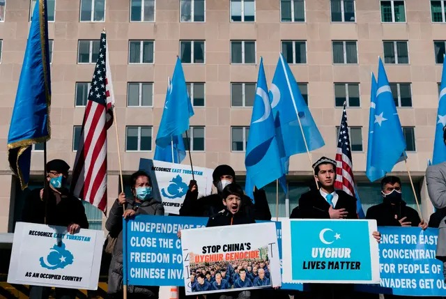 Des Ouïghours du Mouvement d'éveil national du Turkistan oriental (ETNAM) organisent un rassemblement devant le département d'État américain pour demander au président Joe Biden d'accroître la pression sur le Parti communiste chinois, à Washington, le 5 février 2021 (Alex Edelman/AFP via Getty Images).