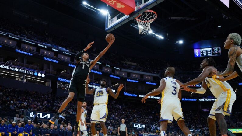 Victor Wembanyama va au panier lors match de pré-saison de la NBA entre les San Antonio Spurs et les Golden State Warriors au Chase Center à San Francisco, Californie, le 20 octobre 2023. (Photo : LOREN ELLIOTT/AFP via Getty Images)