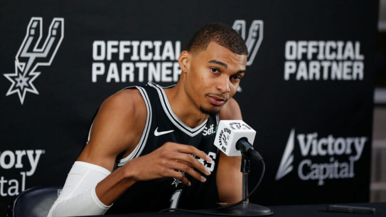 Victor Wembanyama #1 des San Antonio Spurs s'adresse aux médias lors du San Antonio Media Day au 21 Spurs Lane le 2 octobre 2023 à San Antonio, Texas. (Photo : Ronald Cortes/Getty Images)