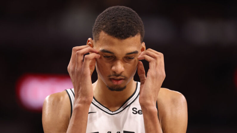 Victor Wembanyama, a perdu pour ses débuts en NBA mercredi soir avec les Spurs face à Dallas (126-119), combinant promesses et frustration. (Photo : Christian Petersen/Getty Images)