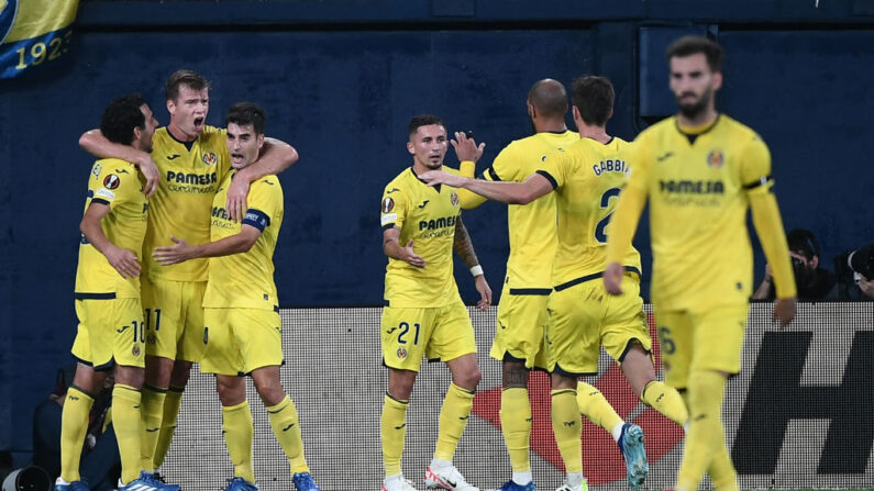 L'attaquant norvégien de Villarreal #11 Alexander Sorloth (2e à.g) après avoir marqué lors du match de football du 1er tour de l'UEFA Europa League, 2e journée du groupe F, entre le Villarreal CF et le Stade Rennais FC, le 5 octobre 2023. (Photo : JOSE JORDAN/AFP via Getty Images)