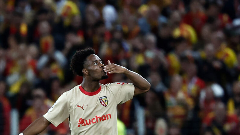 Elye Wahi célèbre son but lors du match aller du Groupe B de l'UEFA Champions League entre le RC Lens et l'Arsenal FC, le 3 octobre 2023. (Photo :  SAMEER AL-DOUMY/AFP via Getty Images)