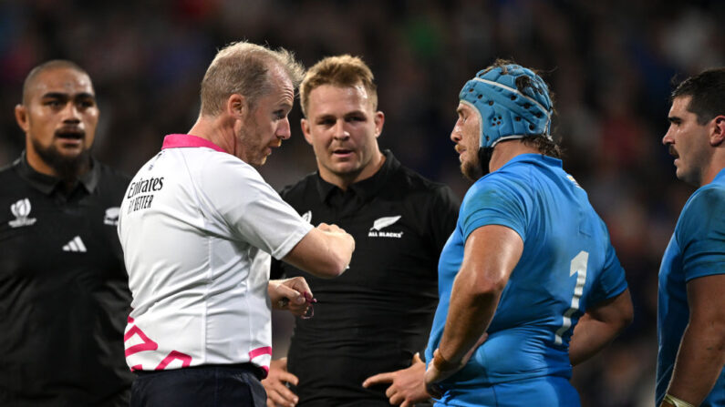 Wayne Barnes s'entretient avec Mateo Sanguinetti de l'Uruguay pendant le match de la Coupe du monde de rugby France 2023 entre la Nouvelle-Zélande et l'Uruguay au Parc Olympique le 05 octobre 2023 à Lyon, France. (Photo : Hannah Peters/Getty Images)