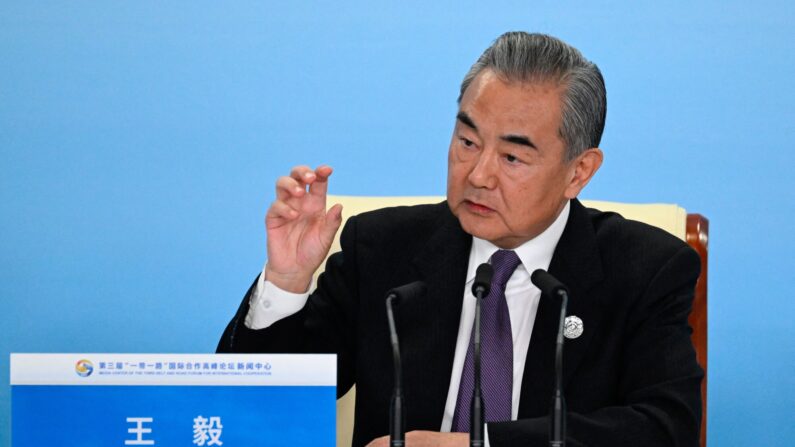 Le ministre chinois des Affaires étrangères Wang Yi répond à une question lors d'un point de presse, le 18 octobre 2023. (Photo par WANG ZHAO/AFP via Getty Images)