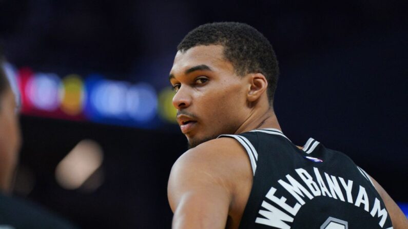 L'immense et talentueux Victor Wembanyama, escorté d'attentes démesurées, dispute mercredi avec les San Antonio Spurs son premier match en NBA, où le Français de 19 ans peut rêver d'un destin exceptionnel (Photo : LOREN ELLIOTT/AFP via Getty Images)