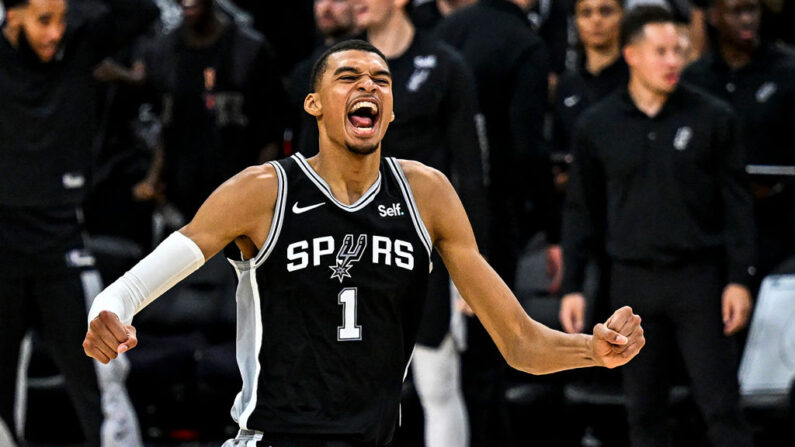 Victor Wembanyama célèbre sa victoire lors du match de basket-ball de la NBA entre les Houston Rockets et les San Antonio Spurs à l'AT&T Center de San Antonio, Texas, le 27 octobre 2023. (Photo : CHANDAN KHANNA/AFP via Getty Images)