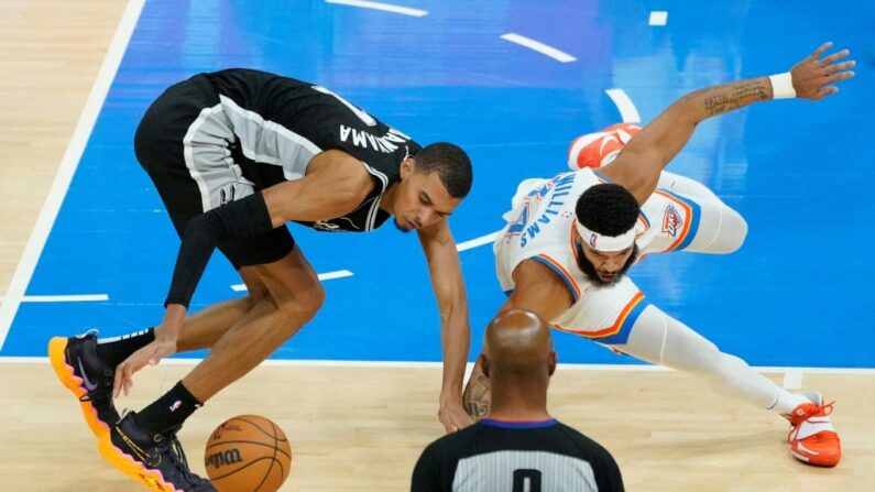 Le prodige Victor Wembanyama (à.g) fait ses débuts en NBA avec son premier match de pré-saison entre San Antonio Spurs face et Oklahoma City. (Photo : TIMOTHY A. CLARY/AFP via Getty Images)