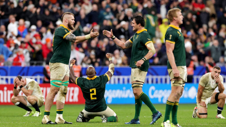 Mbongeni Mbonambi de l'Afrique du Sud célèbre leur victoire à la fin du match de la Coupe du monde de rugby France 2023 entre l'Angleterre et l'Afrique du Sud au Stade de France le 21 octobre 2023 à Paris, France. (Photo : David Rogers/Getty Images)