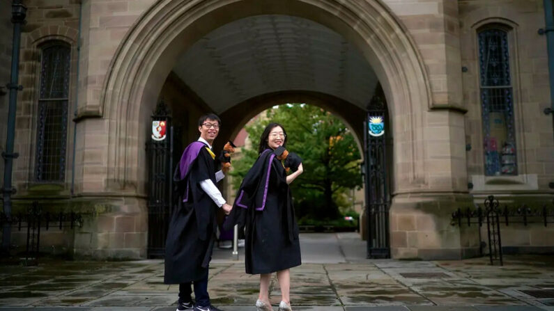 Des étudiants chinois prennent leurs photos de fin d'études alors qu'ils se préparent à rentrer en Chine, en Angleterre, le 7 octobre 2020. (Christopher Furlong/Getty Images)