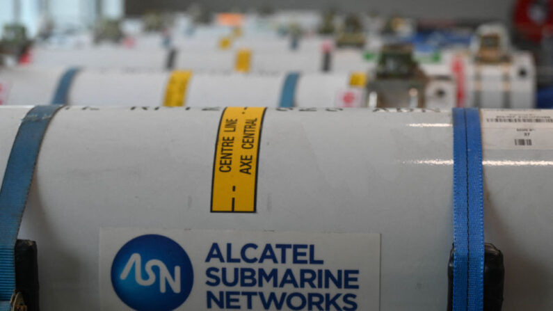 Des blocs de connexion à fibre optique sont stockés sur le site Alcatel Submarine Networks, à Calais, dans le nord de la France, le 9 décembre 2022. - le site Alcatel Submarine Networks de Calais, considéré comme la plus grande usine de câbles sous-marins au monde, est une infrastructure hautement stratégique alors que 99% des communications numériques mondiales transitent via ces câbles.(Photo de DENIS CHARLET/AFP via Getty Images)