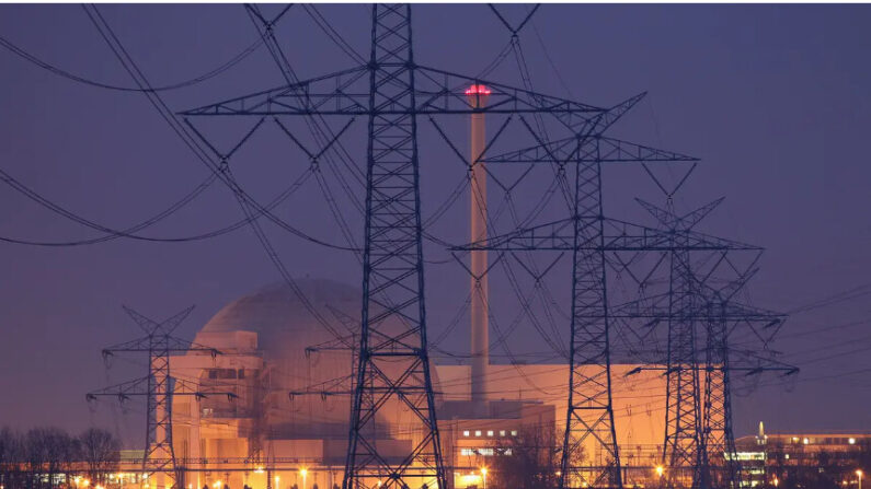 Des pylônes électriques près de la centrale nucléaire d'Unterweser, le 21 mars 2011, près de Stadland, en Allemagne. (Sean Gallup/Getty Images)