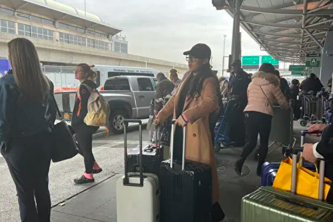 Une étudiante chinoise arrive à l'aéroport international John F. Kennedy à New York, le 11 janvier 2023. (Lin Dan/Epoch Times)