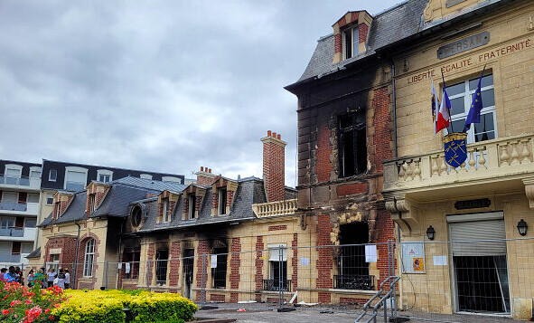 La mairie de Persan partiellement endommagée le 1er juillet 2023, lors des émeutes qui avaient suivi la mort de Nahel. (Photo: CHRISTINE BERTRAND NIELSEN/AFP via Getty Images)