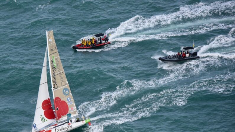 La skipper française Amélie Grassi sur son monocoque de classe 40 La Boulanger Bio, au large de Saint-Malo, le 9 novembre 2022. - La Route du Rhum en solitaire partira le 9 novembre 2022 de Saint-Malo pour rejoindre Pointe-a-Pitre en Guadeloupe. (Photo : SEBASTIEN SALOM-GOMIS/AFP via Getty Images)