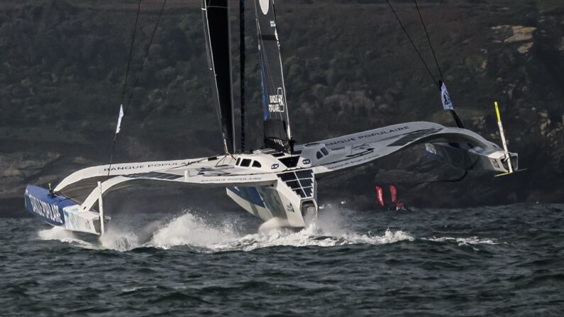 Six marins chevronnés partiront le 7 janvier 2024 de Brest dans une course autour du monde en solitaire inédite à bord de maxi-trimarans Ultim, ont annoncé les organisateurs mercredi. (Photo : LOIC VENANCE/AFP via Getty Images)