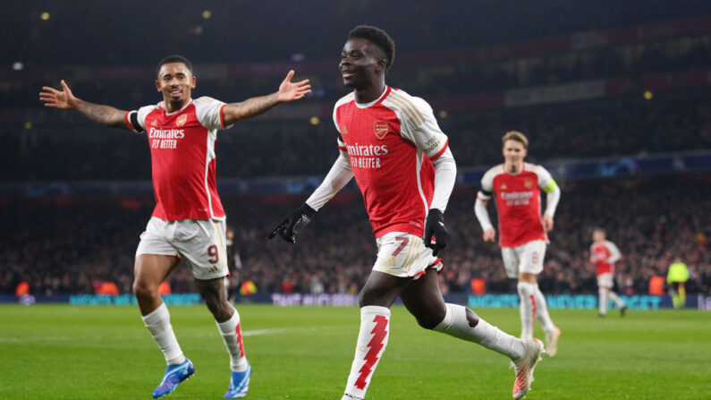 Bukayo Saka (à.d) d'Arsenal célèbre avec son coéquipier Gabriel Jesus (à.g) le troisième but de l'équipe lors du match de l'UEFA Champions League entre Arsenal FC et le RC Lens le 29 novembre 2023. (Photo : Mike Hewitt/Getty Images)