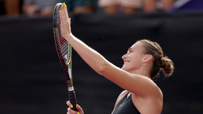 Aryna Sabalenka célèbre sa victoire contre Elena Rybakina lors de la sixième journée du GNP Seguros WTA Finals Cancun 2023, le 03 novembre 2023 à Cancun, Mexique. (Photo : Clive Brunskill/Getty Images)