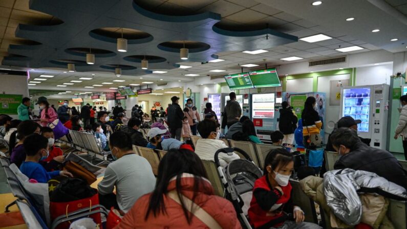 Des enfants et leurs parents attendent dans une zone de consultation externe d'un hôpital pour enfants à Pékin, le 23 novembre 2023. (Photo JADE GAO/AFP via Getty Images)