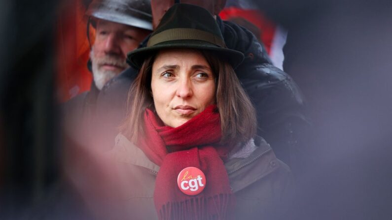 La secrétaire générale du syndicat français CGT, Sophie Binet, assiste à une manifestation le 12e jour d'action après que le gouvernement a fait adopter une réforme des retraites par le Parlement sans vote, en utilisant l'article 49.3 de la Constitution, à Paris le 13 avril 2023. (Photo de GEOFFROY VAN DER HASSELT/AFP via Getty Images)