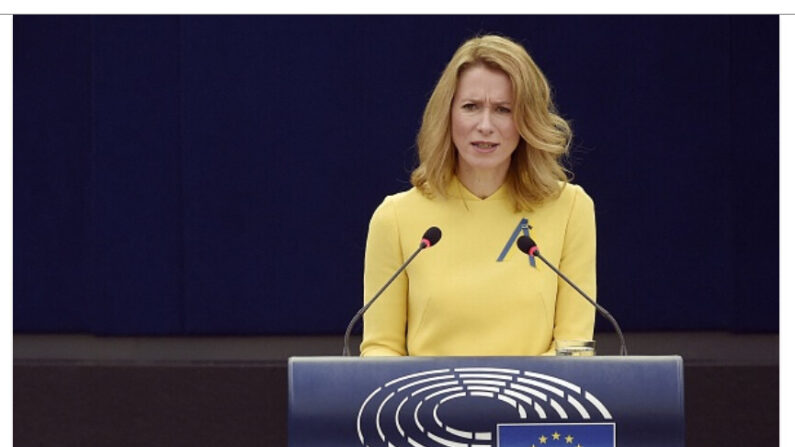 
La Première ministre estonienne Kaja Kallas arbore un ruban aux couleurs de l’Ukraine lors d’un discours au Parlement européen à Strasbourg, le 9 mars 2022. (FREDERICK FLORIN/AFP via Getty Images)