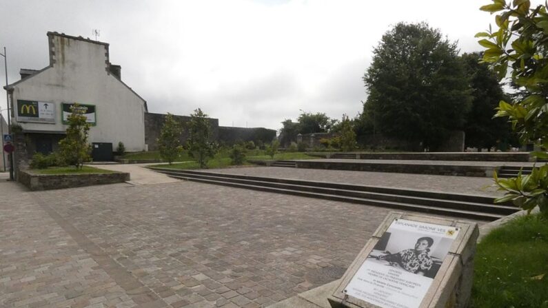 L'esplanade Simone Veil à Lesneven, dans le Finistère. (Photo Romainbehar/Wikimedia)