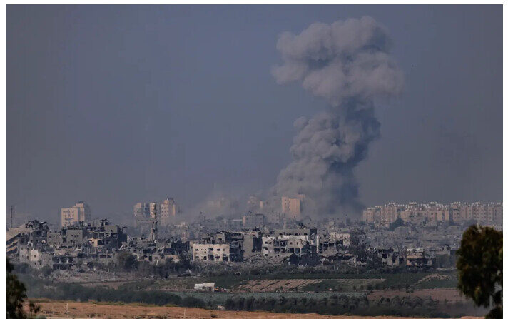 La fumée s'élève après une explosion à Gaza, vue depuis Sderot, en Israël, le 28 octobre 2023. (Dan Kitwood/Getty Images)