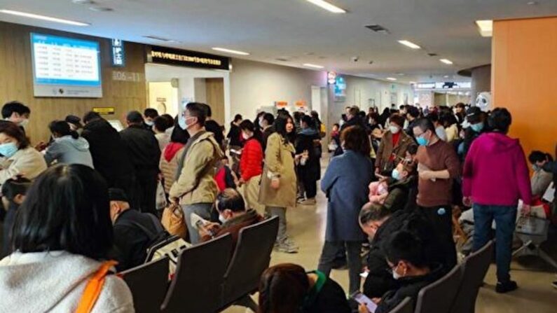 Des parents et des enfants attendent de voir un médecin dans une clinique pédiatrique de l'hôpital Xinhua affilié à l'école de médecine de l'université Jiaotong de Shanghai lors de l'apparition de la grippe A à Shanghai, en Chine, le 6 mars 2023. (Wang Gang/VCG via Getty Images)