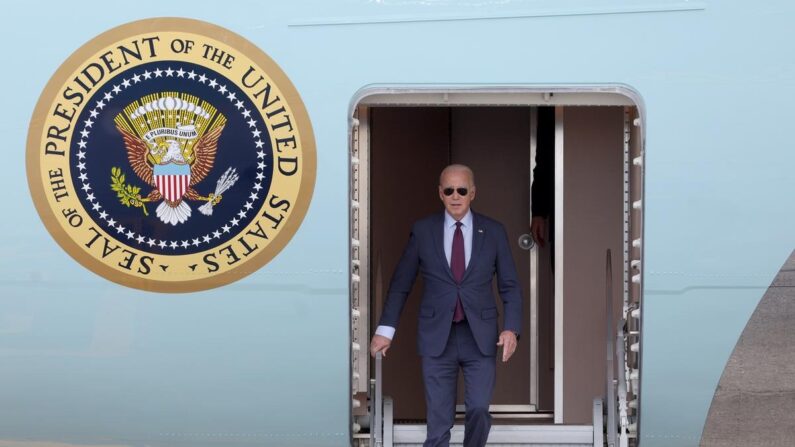 Le président américain Joe Biden arrive à l'aéroport international de San Francisco avant le sommet de l'APEC à San Francisco, Californie, le 14 novembre 2023. (Justin Sullivan/Getty Images)