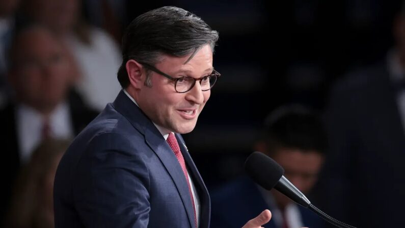 Le nouveau président de la Chambre des représentants, Mike Johnson (Parti républicain - Louisiane), s'exprime dans la salle de la Chambre des représentants après son élection au Capitole des États-Unis à Washington le 25 octobre 2023. (Win McNamee/Getty Images)