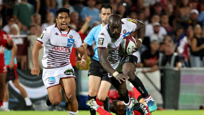 Le 3e ligne aile Mahamadou Diaby, de Bordeaux-Begles, Mahamadou Diaby (à.d), lors du match de rugby du Top14 français contre le Rugby Club Toulonnais (Toulon), le 3 septembre 2023. (Photo : ROMAIN PERROCHEAU/AFP via Getty Images)