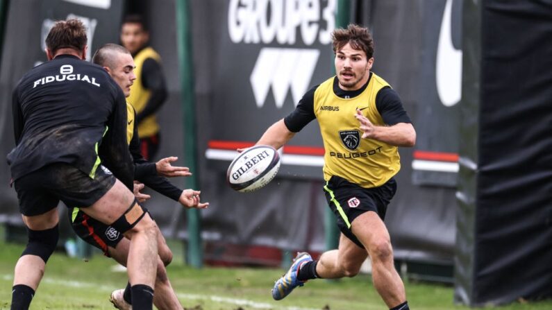 Le capitaine du XV de France Antoine Dupont a fait mardi son retour à l'entraînement avec son club de Toulouse. (Photo : CHARLY TRIBALLEAU/AFP via Getty Images)